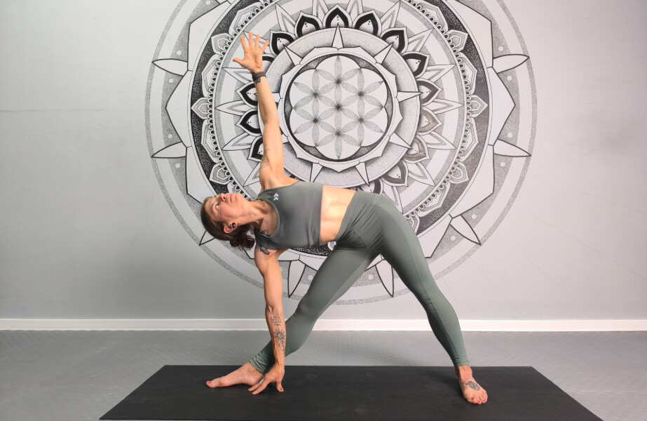 Master Triangle Pose (Trikonasana): consigli degli esperti per un perfetto allineamento, benefici e variazioni