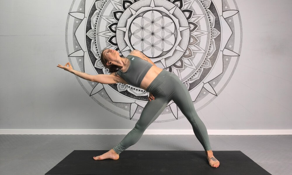 Master Triangle Pose (Trikonasana): consigli degli esperti per un perfetto allineamento, benefici e variazioni