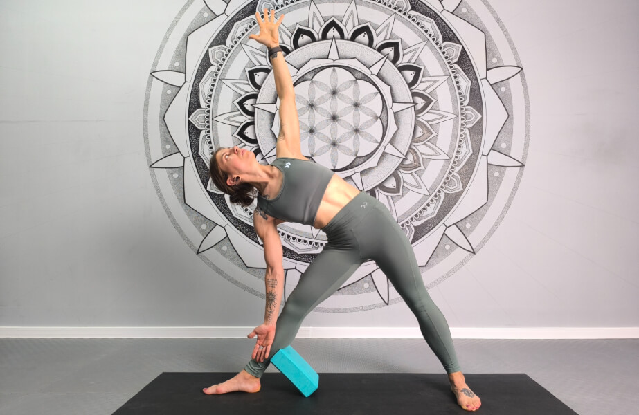 Master Triangle Pose (Trikonasana): consigli degli esperti per un perfetto allineamento, benefici e variazioni