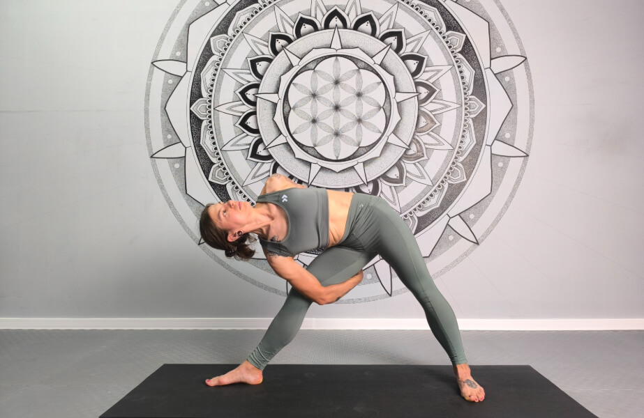 Master Triangle Pose (Trikonasana): consigli degli esperti per un perfetto allineamento, benefici e variazioni