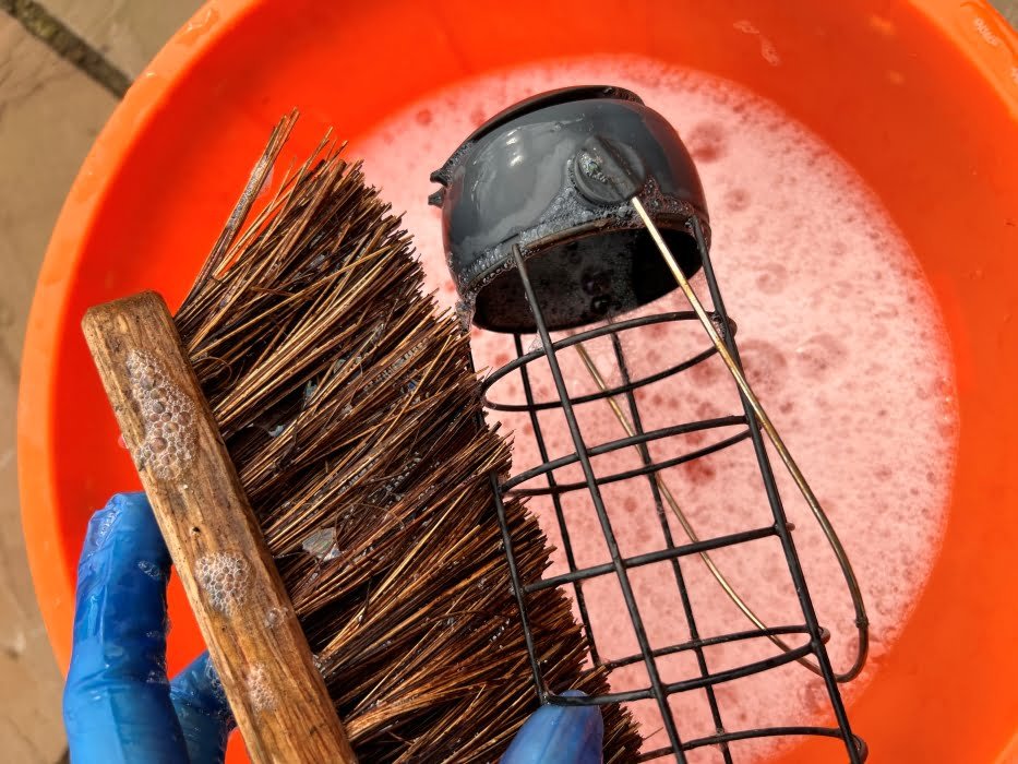 Clean a birdfeeder