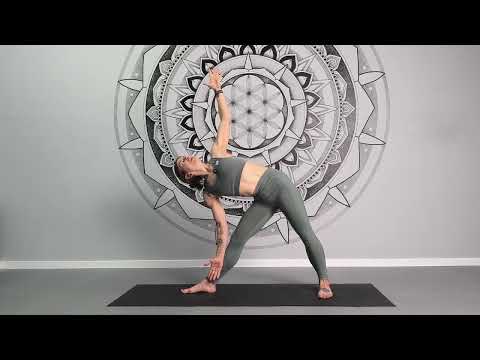 Master Triangle Pose (Trikonasana): consigli degli esperti per un perfetto allineamento, benefici e variazioni Master Triangle Pose (Trikonasana): consigli degli esperti per un perfetto allineamento, benefici e variazioni