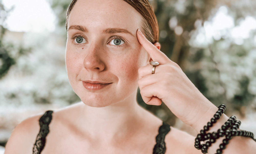 Side of the eye tapping point used in emotional freedom technique to release fear and tension. Activates the gallbladder meridian in EFT tapping therapy.